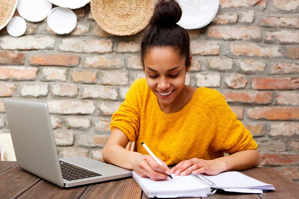 estudante online estudando no computador