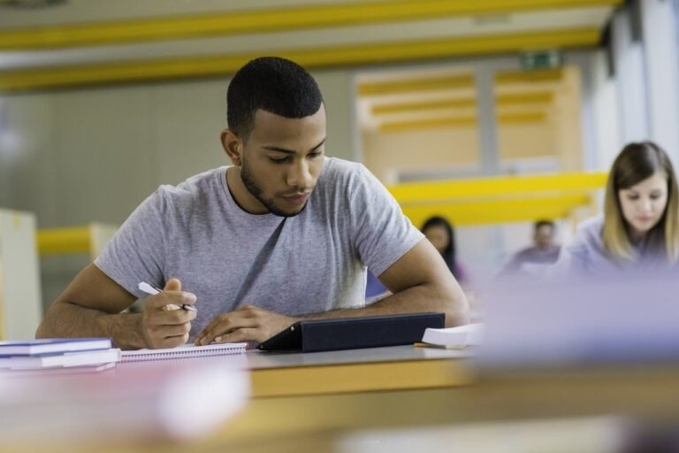 estudantes concentrados em sala de aula