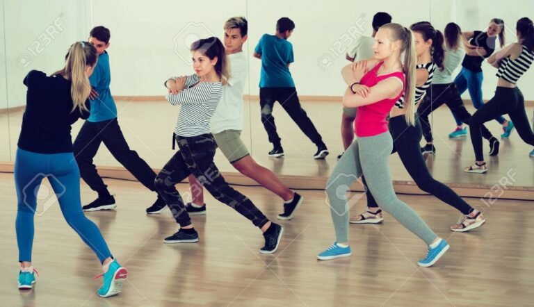 estudantes dancando em uma sala de aula