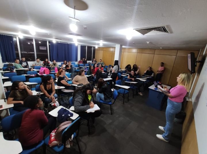 estudantes em aula pratica tecnica