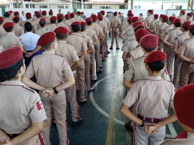 estudantes em formacao no colegio militar