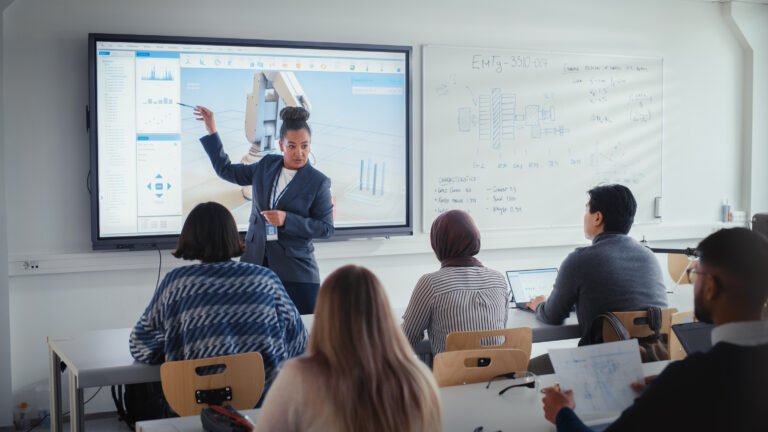 estudantes em sala de aula com equipamentos