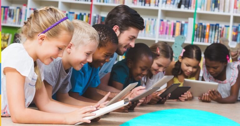 estudantes em sala de aula com livros