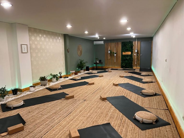 Onde Praticar Hot Yoga em São Paulo, Brasil Descubra as Melhores Opções! 25 estudio de yoga com aula em andamento