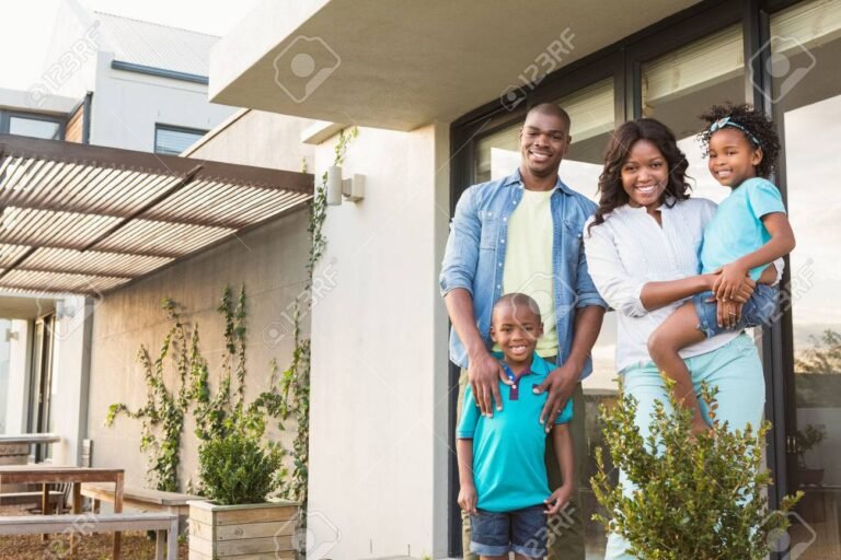 Como Funciona o Programa Minha Casa Minha Vida e Quais São os Benefícios 6 familia feliz em frente a nova casa