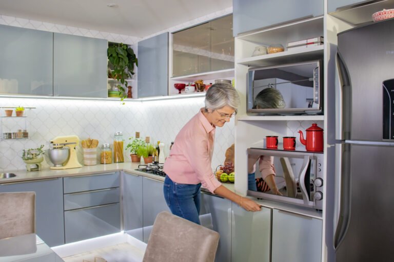 forno micro ondas em uma cozinha moderna