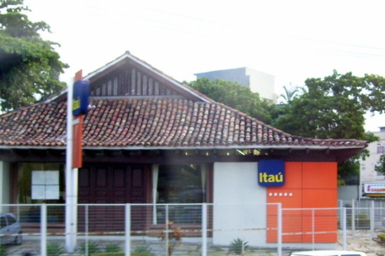 foto da fachada do banco itau na barra