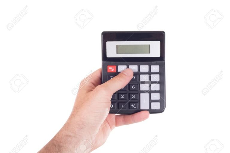 foto de uma mao segurando uma calculadora