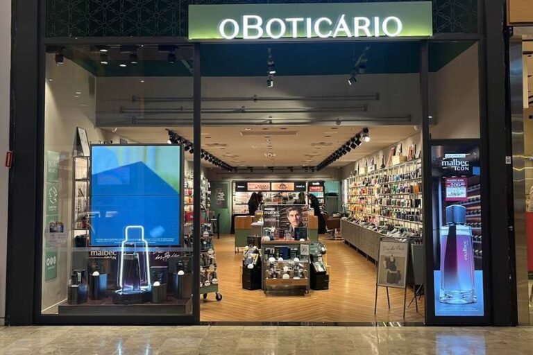 franquia do boticario em um shopping movimentado