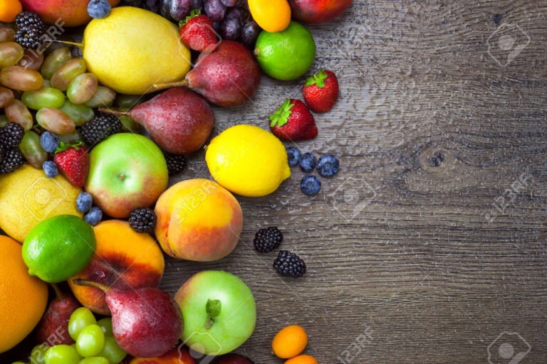 frutas coloridas em uma mesa de madeira