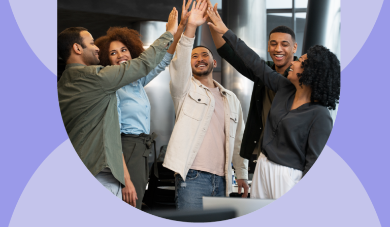 grupos de trabalhadores comemorando salarios