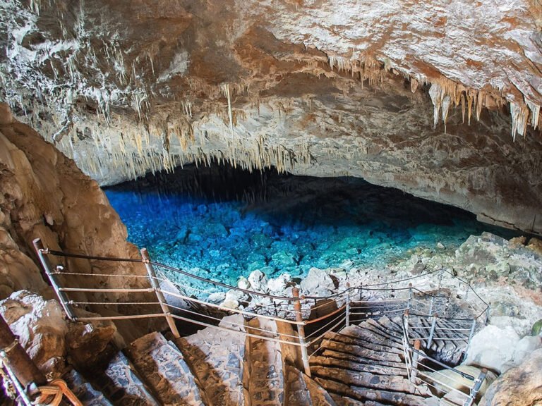 gruta do lago azul com aguas cristalinas 1