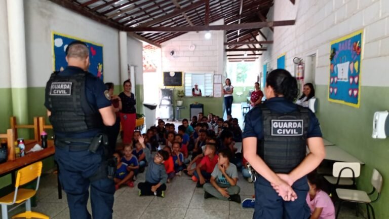 guarda municipal em acao com alunos