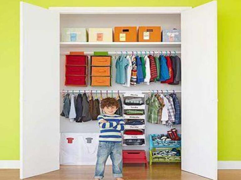 guarda roupa infantil com compartimentos organizados