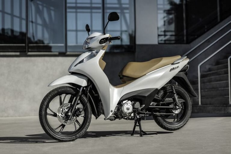 honda biz em um cenario urbano vibrante