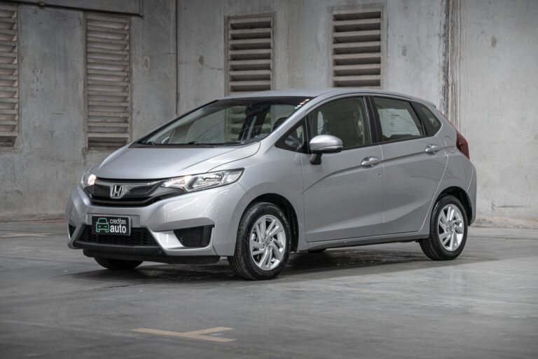 honda fit em uma estrada com compras