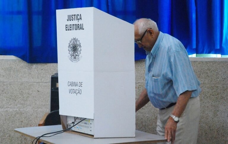 Idosos São Obrigados a Votar ou Podem Justificar a Ausência 11 idosos votando em uma urna eleitoral