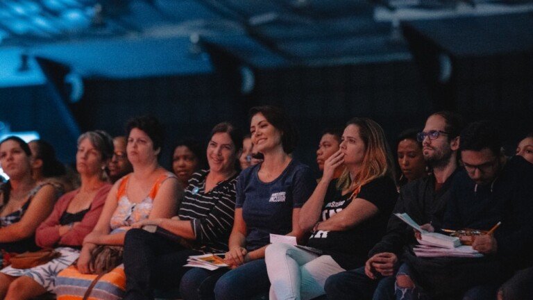 igreja com pessoas assistindo ao culto