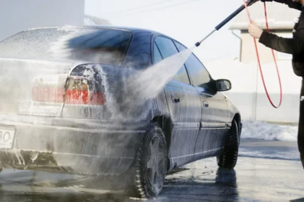 imagem de um carro sendo lavado suavemente