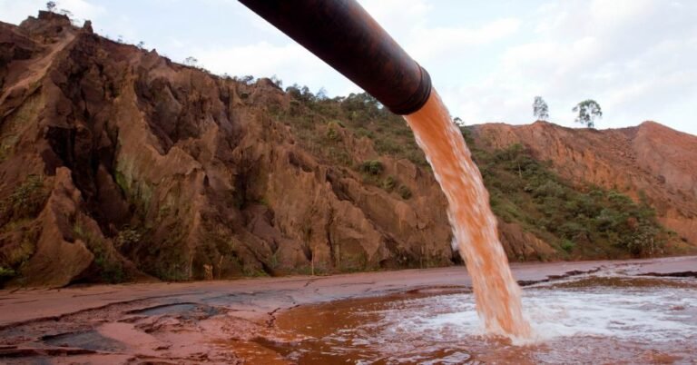 industria liberando agua poluida no rio