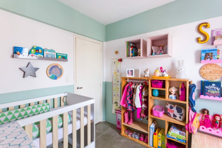 Como Escolher o Guarda-Roupa Ideal para Dois Irmãos 12 irmaos compartilhando um guarda roupa colorido