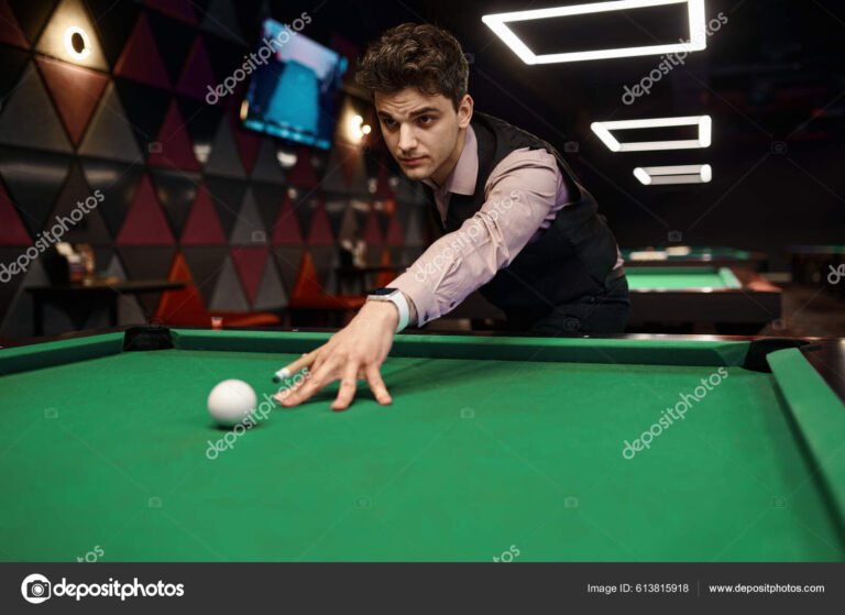 Como Aprender a Jogar Bilhar e Melhorar Suas Habilidades 13 jogador de bilhar focado em uma mesa