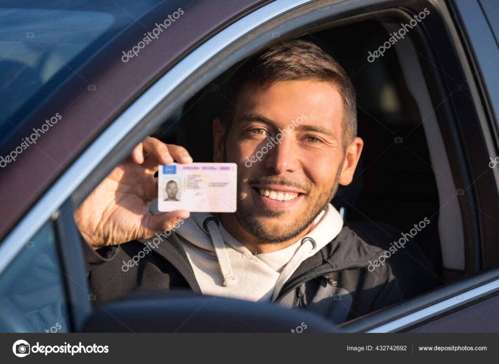 jovem sorridente segurando carteira de habilitacao