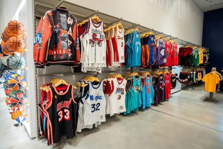 Onde Encontrar Lojas da NBA No Brasil e Quais Produtos Oferecem 16 lojas nba com produtos em exibicao