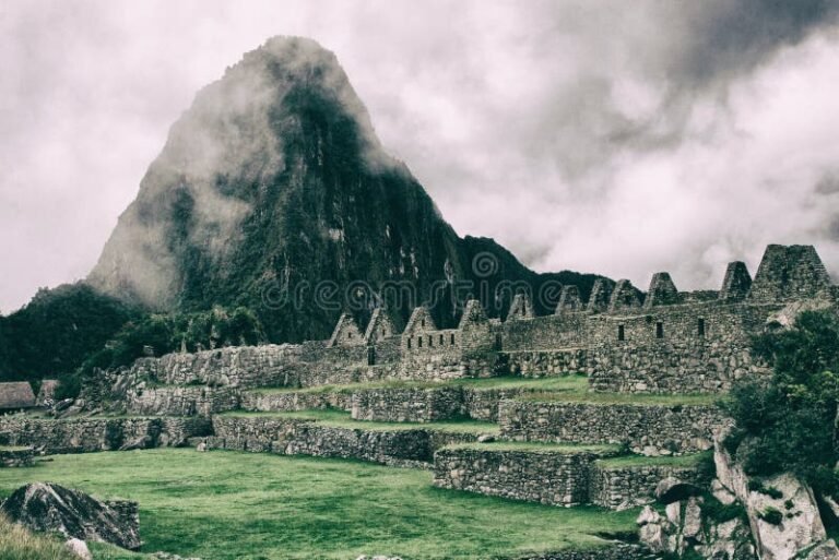 machu picchu ao amanhecer com nevoas