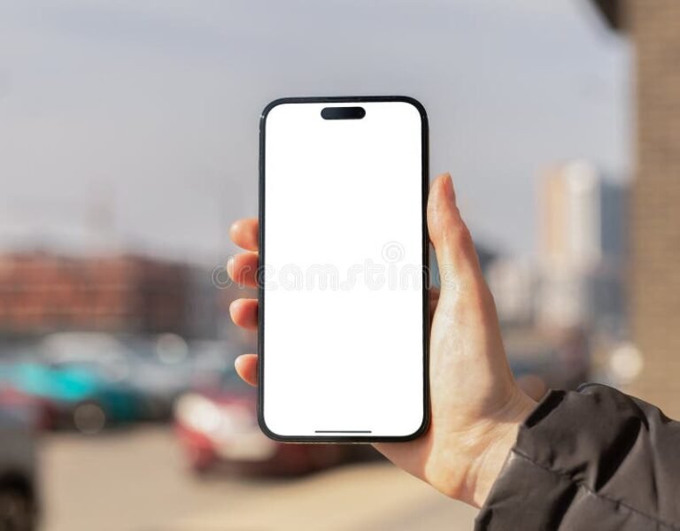 mao segurando um celular em ambiente urbano