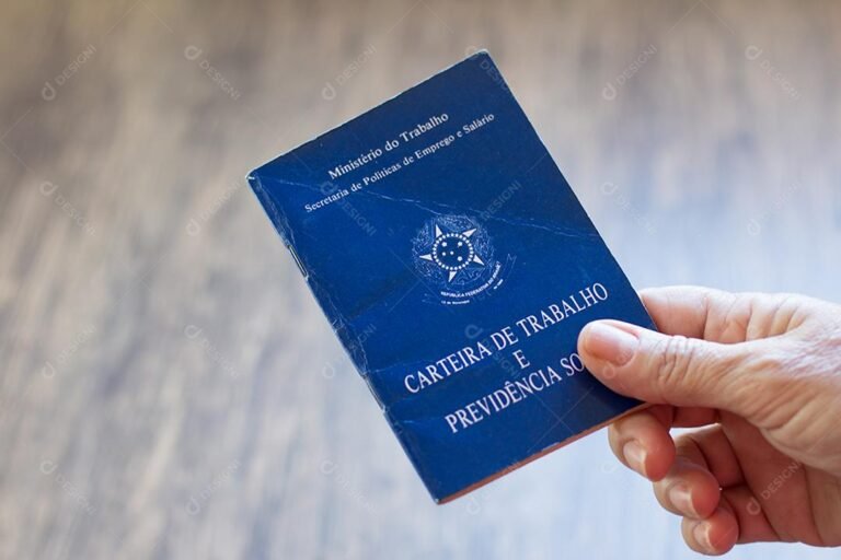 Qual é o valor da multa por não dar baixa na CTPS digital 7 mao segurando uma carteira de trabalho