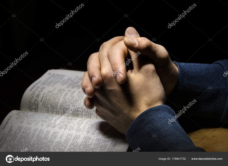 maos em oracao sobre um documento