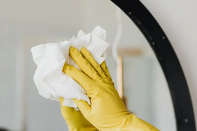 maos limpando adesivo de plastico cuidadosamente