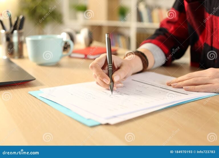 maos preenchendo formulario de inscricao