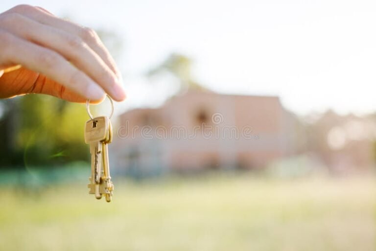 Como Comprar Usando FGTS nas Casas Bahia de Forma Simples 17 maos segurando chaves de uma casa