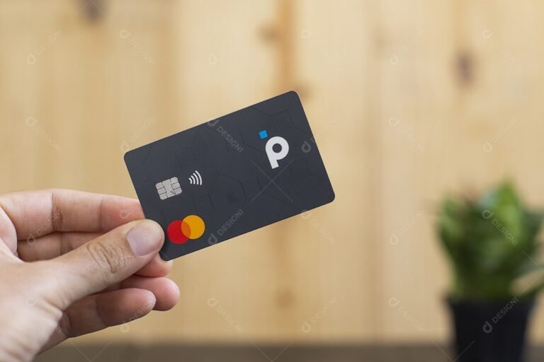 maos segurando um cartao de credito