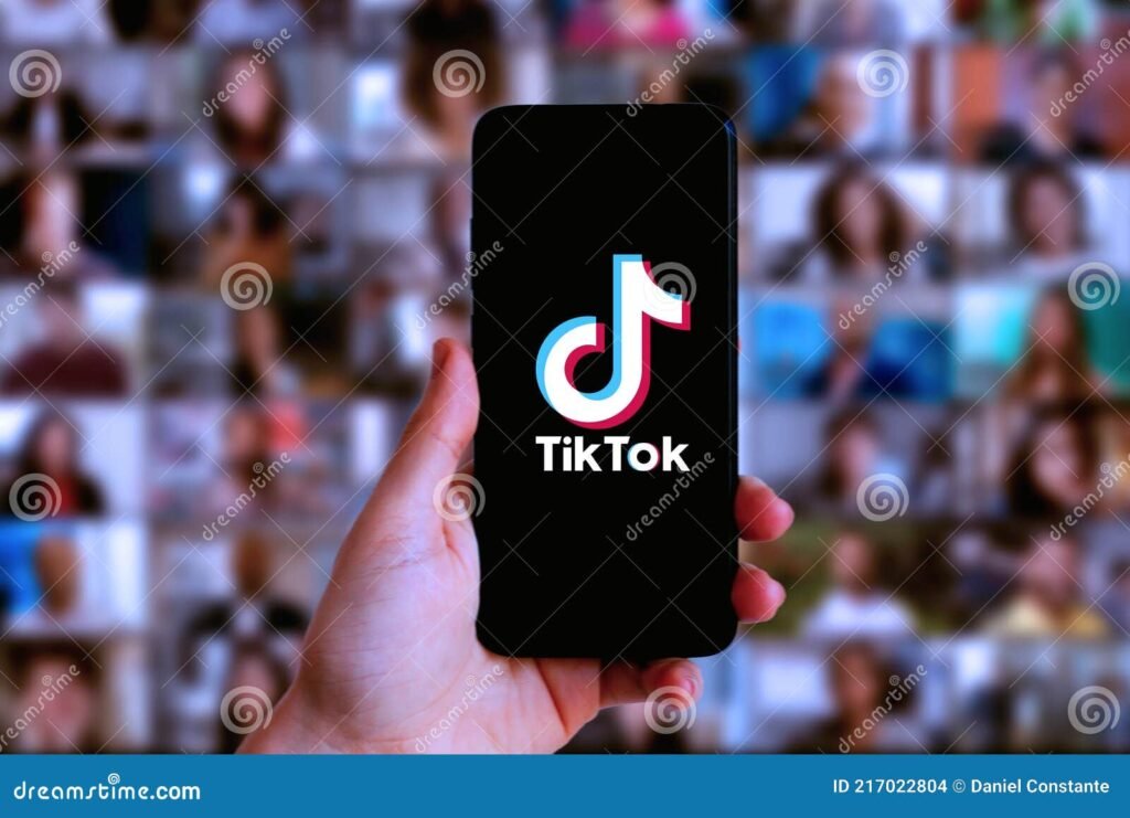 maos segurando um smartphone com tiktok