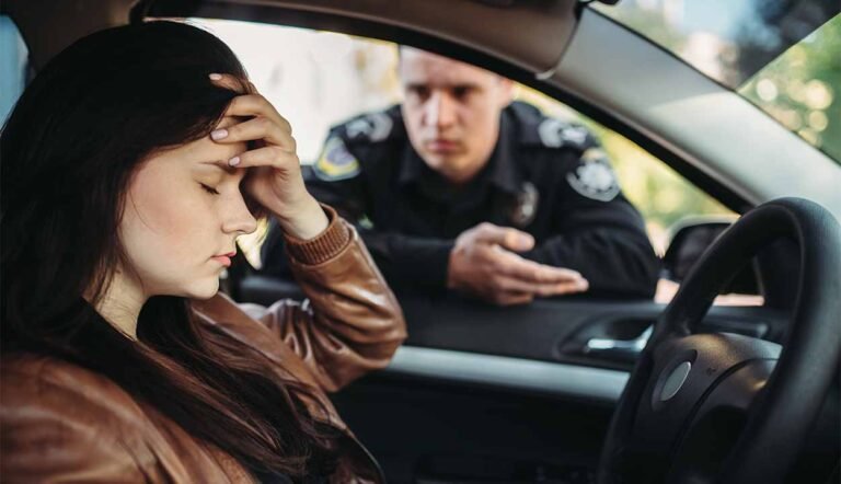 maos trocando uma multa de transito