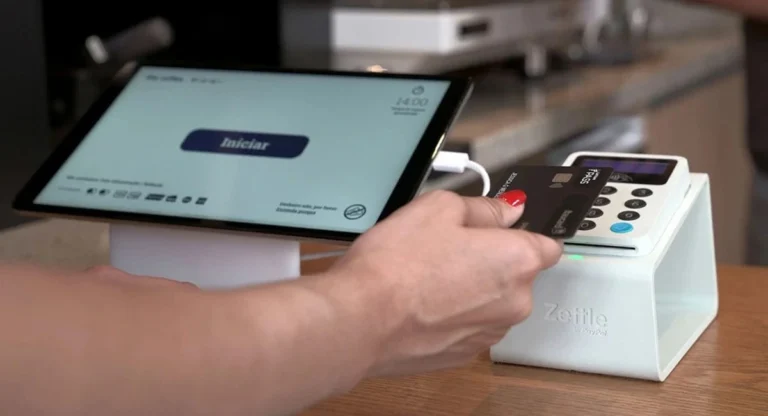 maquina registrando transacoes em um balcao