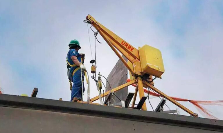 mini grua operando em obra de construcao