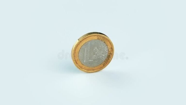 Como Fazer para Virar Prata no Governo e Aumentar Seus Benefícios 16 moeda de prata brilhante sobre fundo neutro