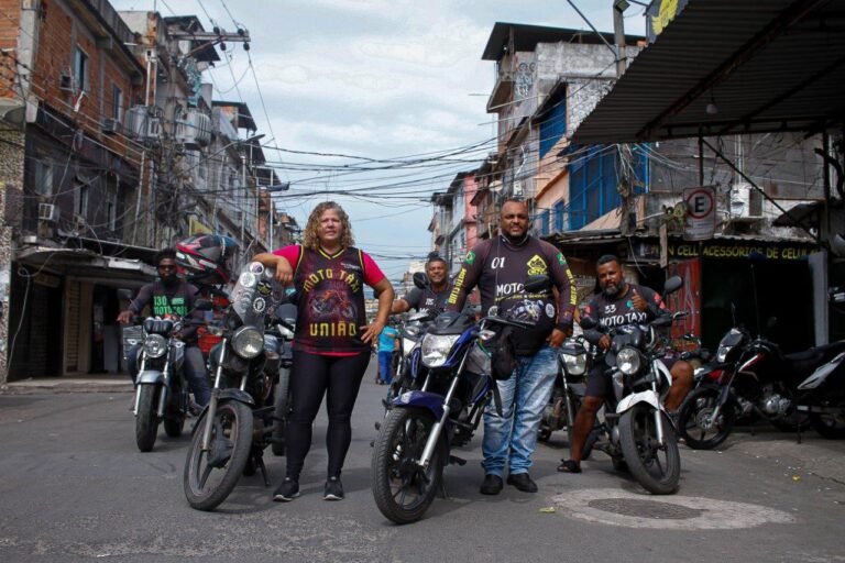 moto taxi em movimento pela cidade