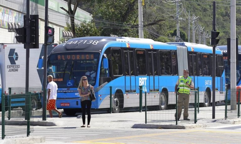 onibus azul em estacao movimentada