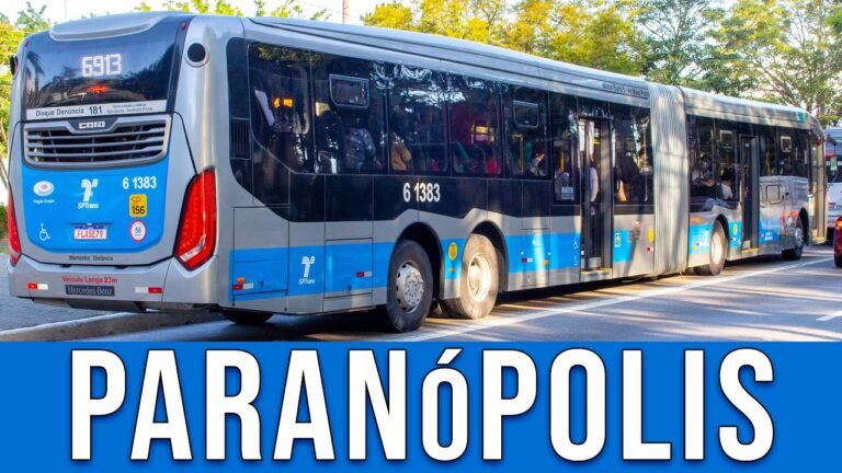 onibus azul em parada movimentada