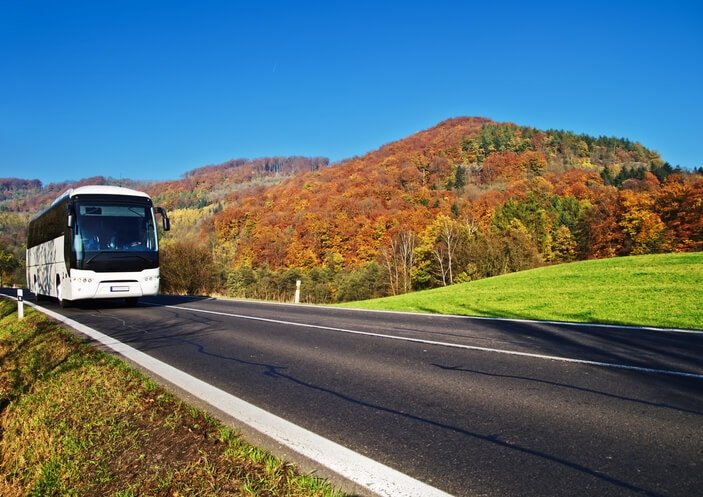 onibus confortavel viajando pela estrada