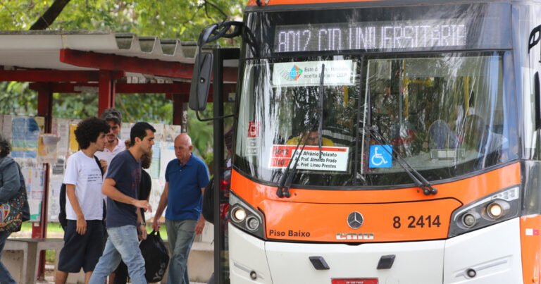 onibus em estacao com estudantes na usp