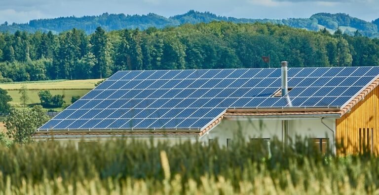 paineis solares em telhado e area rural