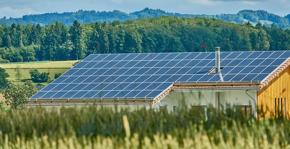 Qual é a diferença entre sistemas solares on grid e off grid