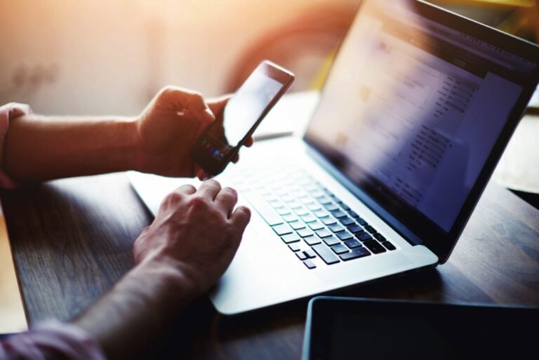 pessoa acessando computador com informacoes sociais