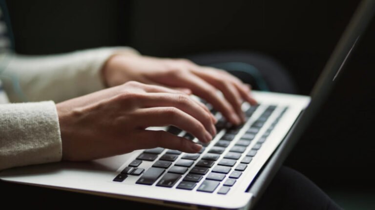 Como consultar as DAS da Dívida Ativa da União no Portal da PGFN 12 pessoa acessando site em um computador